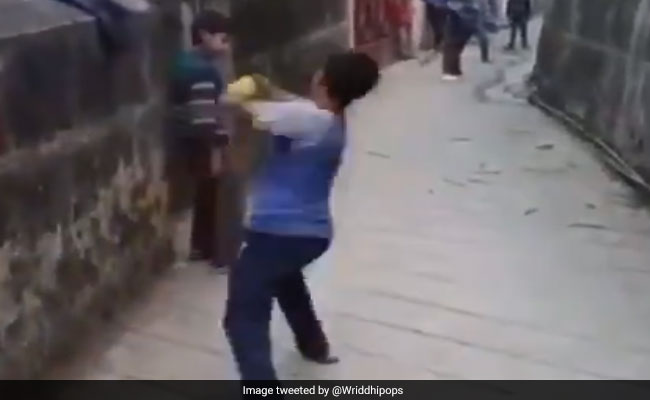 नहीं है हाथ फिर बच्चे ने डाली रहस्यमयी गेंद, वायरल हुआ VIDEO, ये क्रिकेटर भी हुआ हैरान