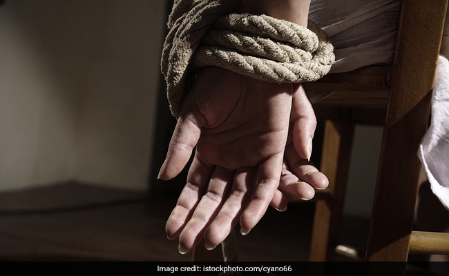 दोस्त के साथ टहल रही थी कॉलेज स्टूडेंट, अचानक गाड़ी से आए चार लोगों ने किया अगवा और...