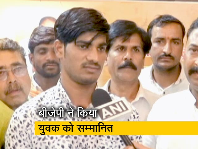 दिग्विजय सिंह के मंच से PM मोदी की तारीफ करने वाले युवक को बीजेपी ने किया सम्मानित