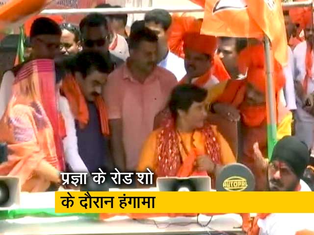 भोपाल में प्रज्ञा के रोड शो में काले झंडे दिखाने की कोशिश