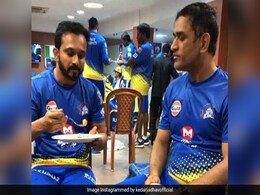 IPL 2019: एमएस धोनी को अपने हाथों से खाना खिलाते दिखे केदार जाधव, माही ने दिया ऐसा रिएक्शन, देखें VIDEO IPL 2019: एमएस धोनी को अपने हाथों से खाना खिलाते दिखे केदार जाधव, माही ने दिया ऐसा रिएक्शन, देखें VIDEO