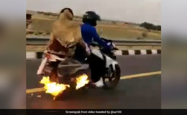 उत्तर प्रदेश: बाइक में लगी थी आग और 4 किलोमीटर तक पति-पत्नी थे बेखबर, Video में देखें फिर क्या हुआ