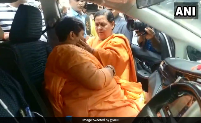 उमा भारती से मिलकर फूट फूट कर रोईं प्रज्ञा ठाकुर, केंद्रीय मंत्री ने पोछे आंसू, देखें VIDEO