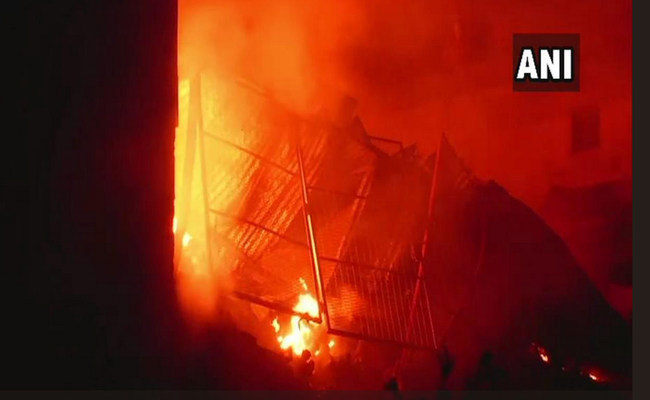 दिल्ली: नरेला इंडस्ट्रियल इलाके में भीषण आग, मौके पर दमकल की 22 गाड़ियां मौजूद