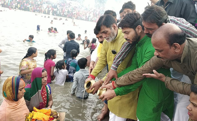 सूर्य को अर्घ्य देने के साथ 'चैती छठ' हुआ संपन्न, लोग पारंपरिक गीत गाते हुए घरों को निकले