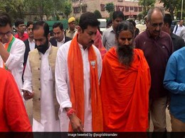 'ओलिम्पिक खिलाड़ियों' की जंग में राज्यवर्धन सिंह राठौड़ ने भरा पर्चा, साथ में बाबा रामदेव को देख चौंक गए लोग 'ओलिम्पिक खिलाड़ियों' की जंग में राज्यवर्धन सिंह राठौड़ ने भरा पर्चा, साथ में बाबा रामदेव को देख चौंक गए लोग