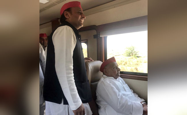 मुलायम सिंह ने मैनपुरी से भरा पर्चा, साथ में थे अखिलेश और राम गोपाल यादव, नहीं दिखे शिवपाल