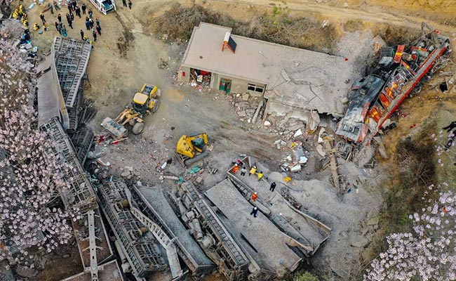 6 Killed In China After Train Derails, Hits House