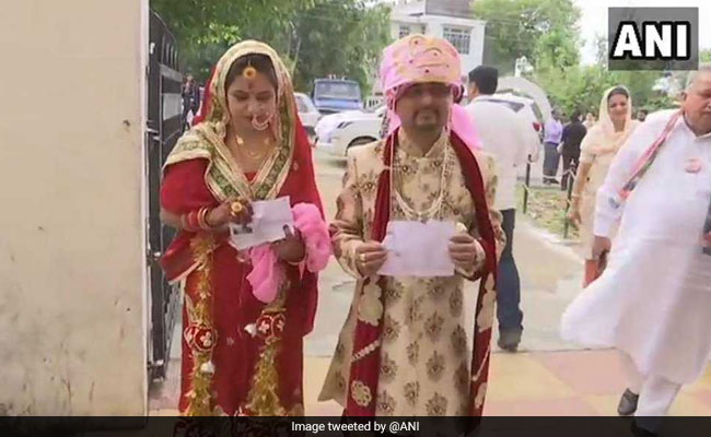 Lok Sabha Election 2019: कहीं दूल्हा-दुल्हन तो कहीं 105 साल की महिला पहुंची वोट देने, देखें Photos