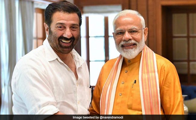Election 2019:..जब 'ढाई किलो के हाथ' से PM मोदी की हुई मुलाकात, प्रधानमंत्री ने Tweet किया सनी देओल का यह डायलॉग