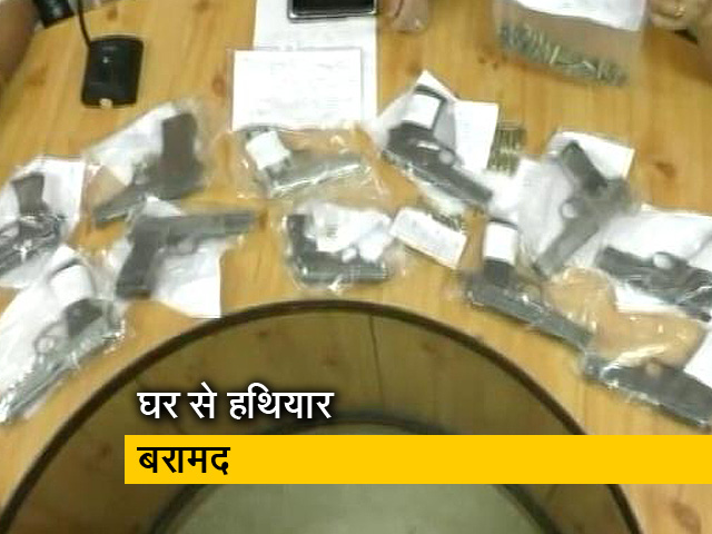 नामी बदमाश के घर से हथियार बरामद, आरोपी के बीजेपी नेताओं से संबंध