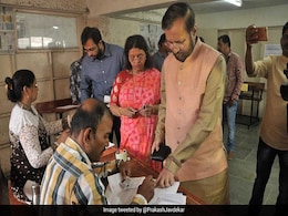 Lok Sabha Elections 2019: Prakash Javadekar, Anna Hazare Vote In Maharashtra Lok Sabha Elections 2019: Prakash Javadekar, Anna Hazare Vote In Maharashtra