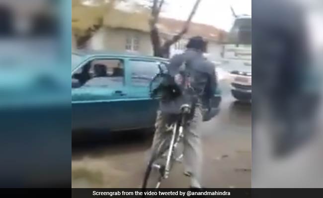 शख्स ने साइकल को बना दी मोटर बाइक, लगाई ऐसी जुगाड़, आनंद महिंद्रा भी हुए मुरीद, देखें VIDEO