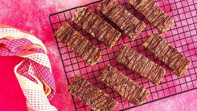 These vegan protein bars can be made at home with some simple ingredients