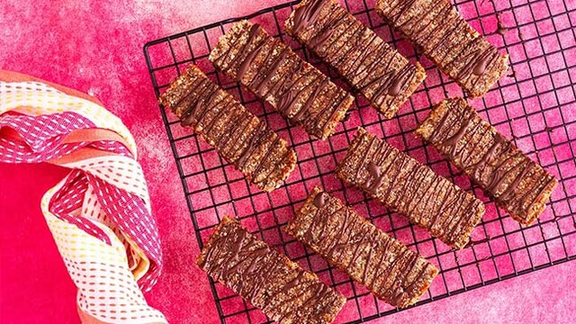 These vegan protein bars can be made at home with some simple ingredients