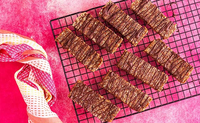 These vegan protein bars can be made at home with some simple ingredients