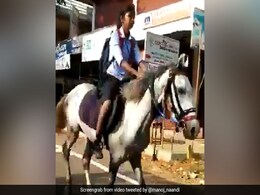 10वीं की आखिरी परीक्षा देने घोड़ी दौड़ाते हुए पहुंची छात्रा, आनंद महिंद्रा ने किया ऐसा Tweet, देखें VIDEO 10वीं की आखिरी परीक्षा देने घोड़ी दौड़ाते हुए पहुंची छात्रा, आनंद महिंद्रा ने किया ऐसा Tweet, देखें VIDEO
