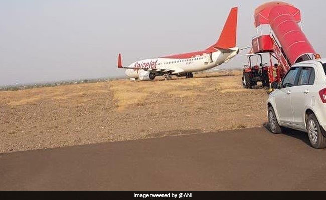 शिरडी में स्पाइसजेट का विमान रनवे पर फिसला, सभी यात्री सुरक्षित