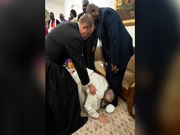82-Year-Old Pope Kisses Feet Of Leaders For "Peace", Leaves Them Stunned 82-Year-Old Pope Kisses Feet Of Leaders For "Peace", Leaves Them Stunned