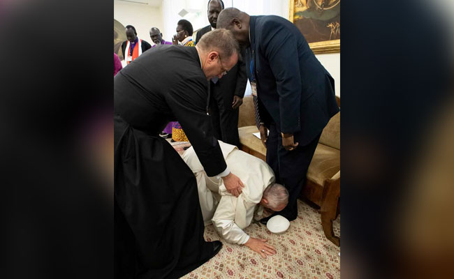 82-Year-Old Pope Kisses Feet Of Leaders For "Peace", Leaves Them Stunned