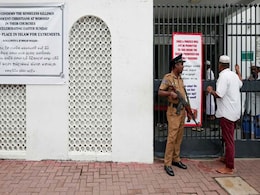 Guarded By Soldiers, Lankan Muslims Pray For Peace Amid Fear Of Reprisals Guarded By Soldiers, Lankan Muslims Pray For Peace Amid Fear Of Reprisals