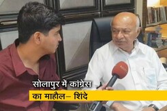 सुशील कुमार शिंदे ने परिवार समेत किया मतदान सुशील कुमार शिंदे ने परिवार समेत किया मतदान