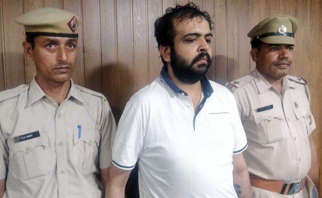 खुद को गुरुग्राम पुलिस का डीसीपी बताकर दिल्ली पुलिस के सिपाही को पीटा