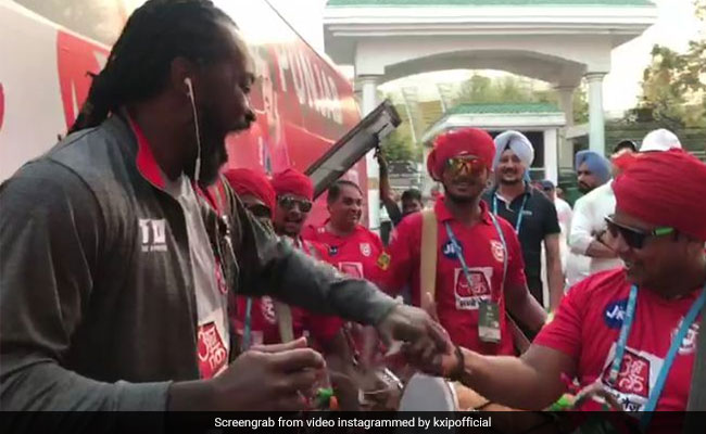 IPL 2019, KXIP vs SRH: प्रीति जिंटा की सेल्फी हुई वायरल, पंजाबी ढोल पर क्रिस गेल का भांगड़ा- Video