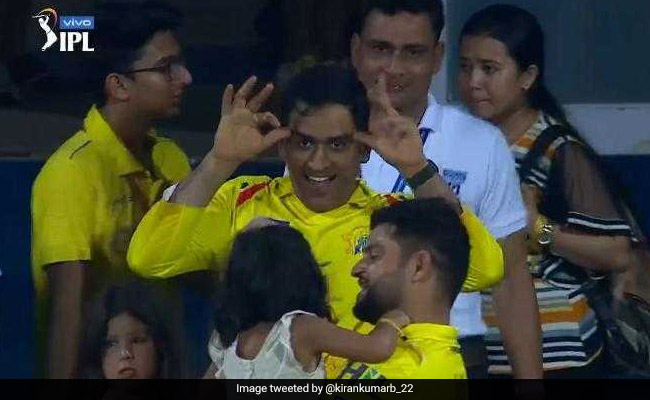 IPL 2019: एमएस धोनी ने चिढ़ाया रैना की बेटी को तो डरकर छिपने लगी, किया फिर ऐसा... देखें VIDEO