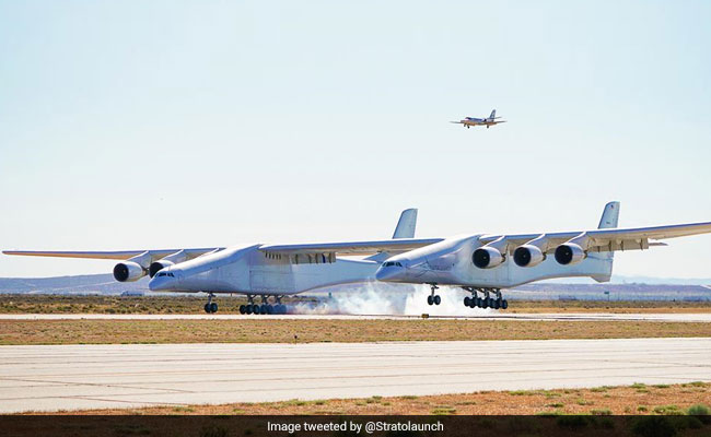 दुनिया के सबसे विशाल विमान ने 2.30 घंटे तक भरी उड़ान, अंतरिक्ष में ले जा सकता है रॉकेट, देखें VIDEO
