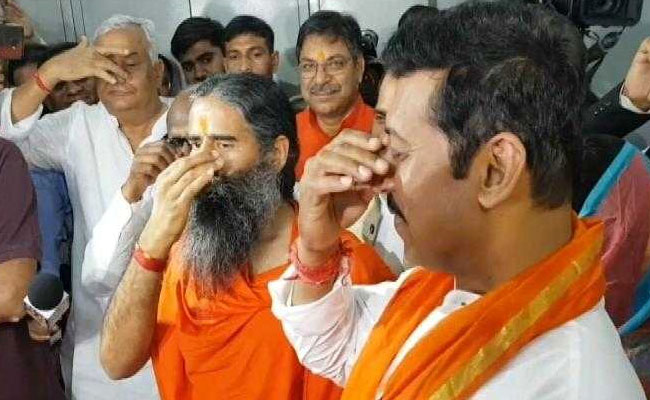 Lok Sabha Election 2019: Rajyavardhan Rathore Does <i>Pranayam</i> Before Nomination, Ramdev By His Side
