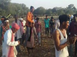 गांववालों ने महिला को सुनाया तुगलकी फरमान, पति को कंधे पर बैठाकर गांव में घुमाने की दी सज़ा गांववालों ने महिला को सुनाया तुगलकी फरमान, पति को कंधे पर बैठाकर गांव में घुमाने की दी सज़ा
