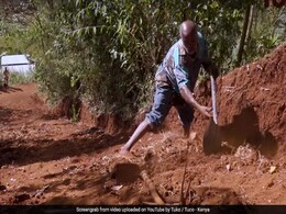 सरकार से नही मिली कोई मदद, तो गुस्साए शख्स ने खुद बना डाली पूरी सड़क, देखें VIDEO सरकार से नही मिली कोई मदद, तो गुस्साए शख्स ने खुद बना डाली पूरी सड़क, देखें VIDEO