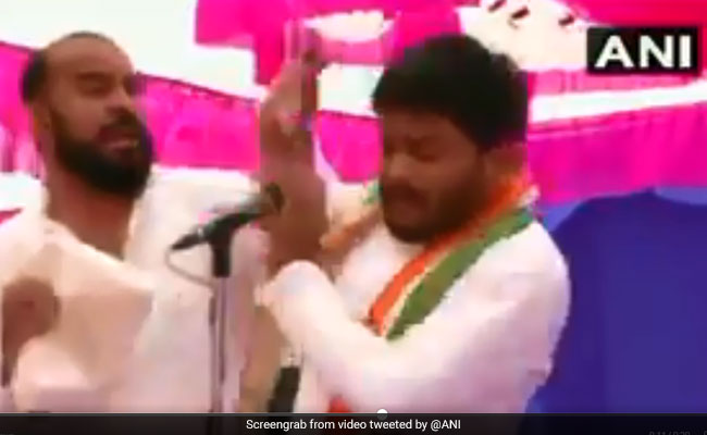 कांग्रेस नेता हार्दिक पटेल को भाषण के दौरान शख़्स ने मारा थप्पड़, देखें- VIDEO