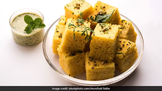 Moong dal dhokla is a fermented food that can improve digestion