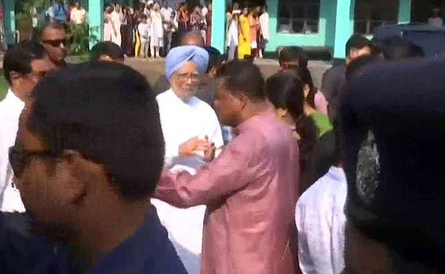 Manmohan Singh Casts His Vote In Assam's Dispur In Phase 3 Of Elections