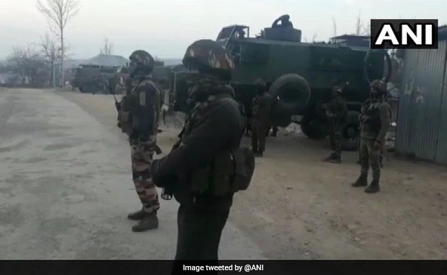 जम्&zwj;मू कश्&zwj;मीर के कुलगाम में मुठभेड़ के दौरान जैश का आतंकी ढेर, एक पुलिसकर्मी भी शहीद&nbsp;