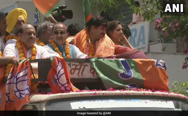 Sapna Chaudhary Joins BJP Roadshow, Says Manoj Tiwari A
