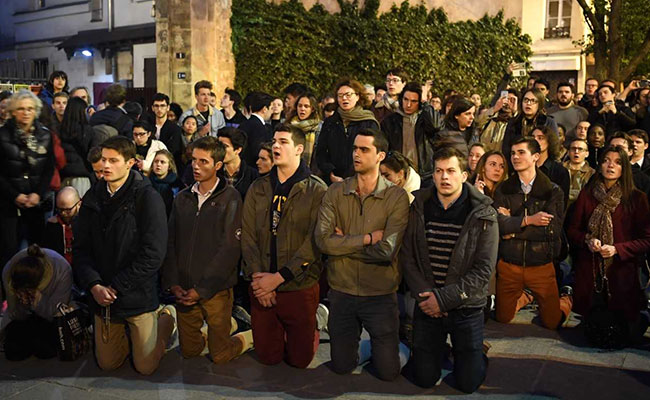 Crowds Sang "Ave Maria", Watching Helplessly As Notre Dame Was Aflame