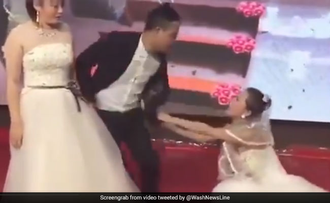 शादी कर रहा था शख्स, तभी स्टेज पर शादी के जोड़े में पहुंच गई गर्लफ्रेंड और फिर...देखें VIRAL VIDEO