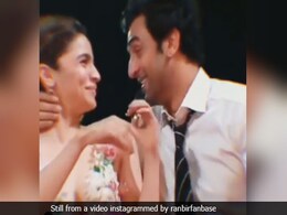Video Of Alia Bhatt And Ranbir Kapoor's Adorably Uncoordinated Kiss At Award Show Goes Viral Video Of Alia Bhatt And Ranbir Kapoor's Adorably Uncoordinated Kiss At Award Show Goes Viral