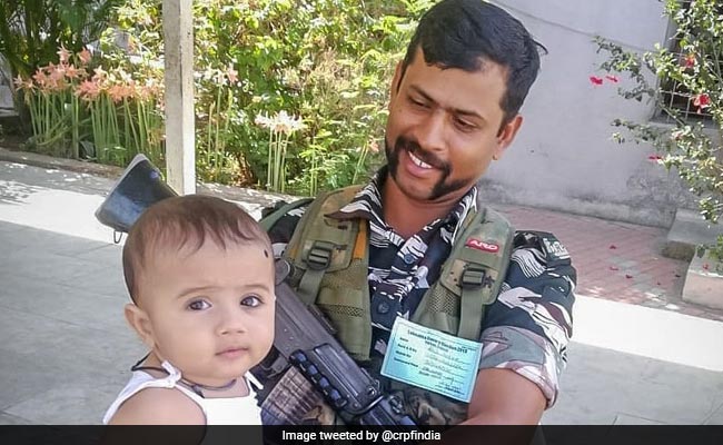 कुमार विश्वास ने भावुक तस्वीर शेयर कर लिखा, ''CRPF के मुस्कुराते जांबाज की गोद में बच्चा, हमारे देश के...''