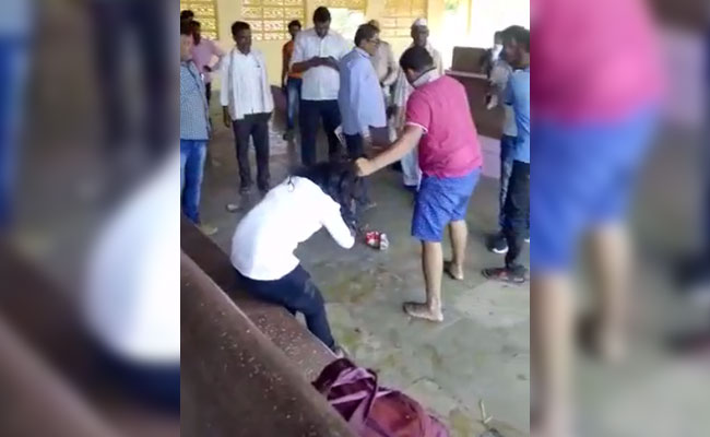 प्रेमी जोड़े की बस स्टॉप पर बेरहमी से पिटाई, वीडियो वायरल होने पर पुलिस हुई सक्रिय