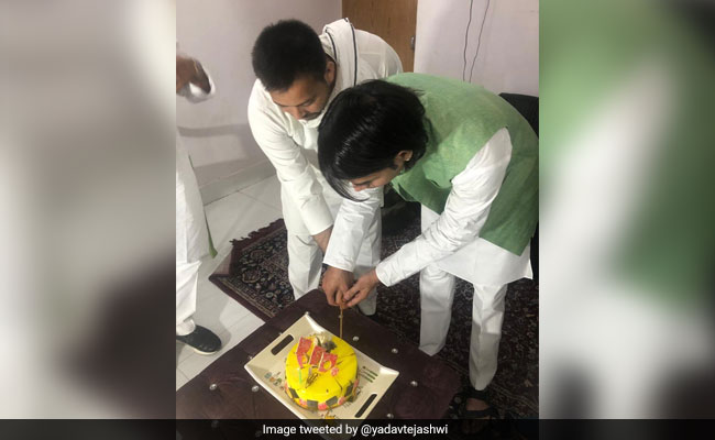 तेजस्वी यादव ने बड़े भाई तेज प्रताप के जन्मदिन पर काटा केक, ट्विटर पर यूं आया रिएक्शन
