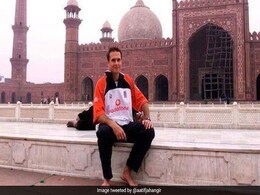 इंग्लैंड के क्रिकेटर ने लिखा- 'भारत में बीच रोड पर घूमते हैं बकरी और सूअर', भारतीय बोले- 'सब आपकी देन है...' इंग्लैंड के क्रिकेटर ने लिखा- 'भारत में बीच रोड पर घूमते हैं बकरी और सूअर', भारतीय बोले- 'सब आपकी देन है...'