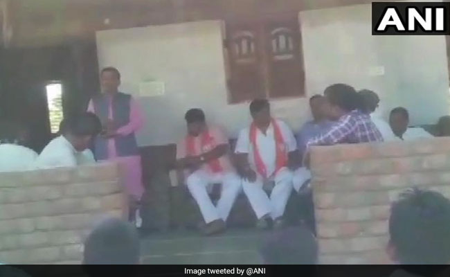 BJP विधायक बोले- मोदी साहब ने कैमरे लगवा रखे हैं, कांग्रेस को वोट दिया तो उन्हें पता लग जाएगा, फिर आपको काम नहीं मिलेगा