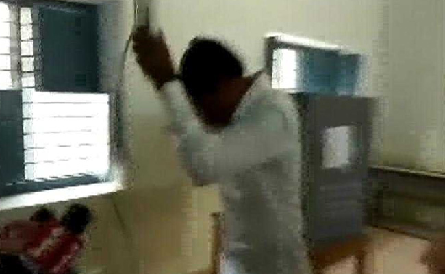 VIDEO: वोट डालने पोलिंग बूथ पर पहुंचे उम्मीदवार ने गुस्से में तोड़ डाली EVM, पुलिस ने किया गिरफ्तार