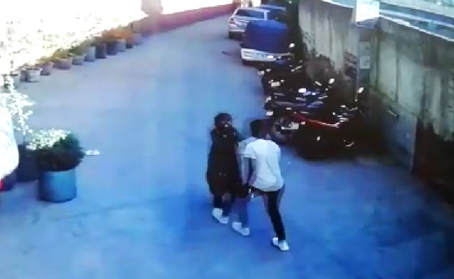 शक होने पर युवक ने सरे राह की नाबालिग प्रेमिका की गर्दन काटने की कोशिश, गंभीर घायल