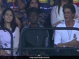 शाहरुख खान के साथ बैठे इस शख्स पर होने लगी नस्लभेदी टिप्पणियां, फैंस ने ट्रोलर्स को दिया करारा जवाब शाहरुख खान के साथ बैठे इस शख्स पर होने लगी नस्लभेदी टिप्पणियां, फैंस ने ट्रोलर्स को दिया करारा जवाब