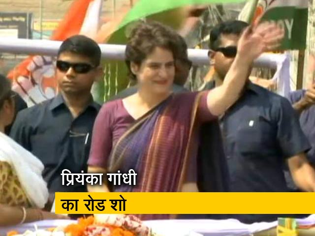 प्रियंका गांधी ने असम के सिल्वर में किया रोड शो